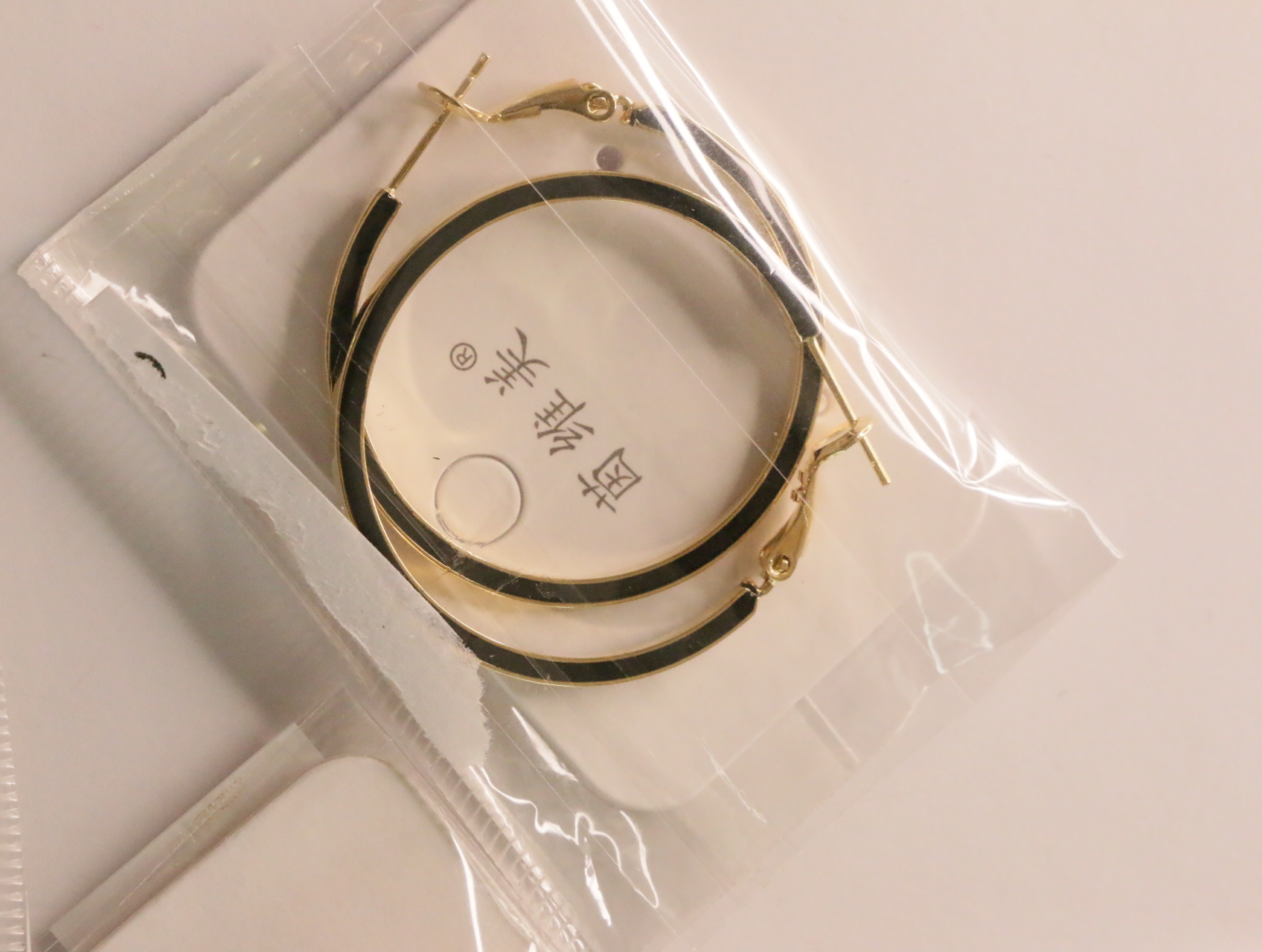 Pendientes de aro negros con bordes dorados — lote de bisutería originales, detalle del acabado · Lola y Sol (LT047)