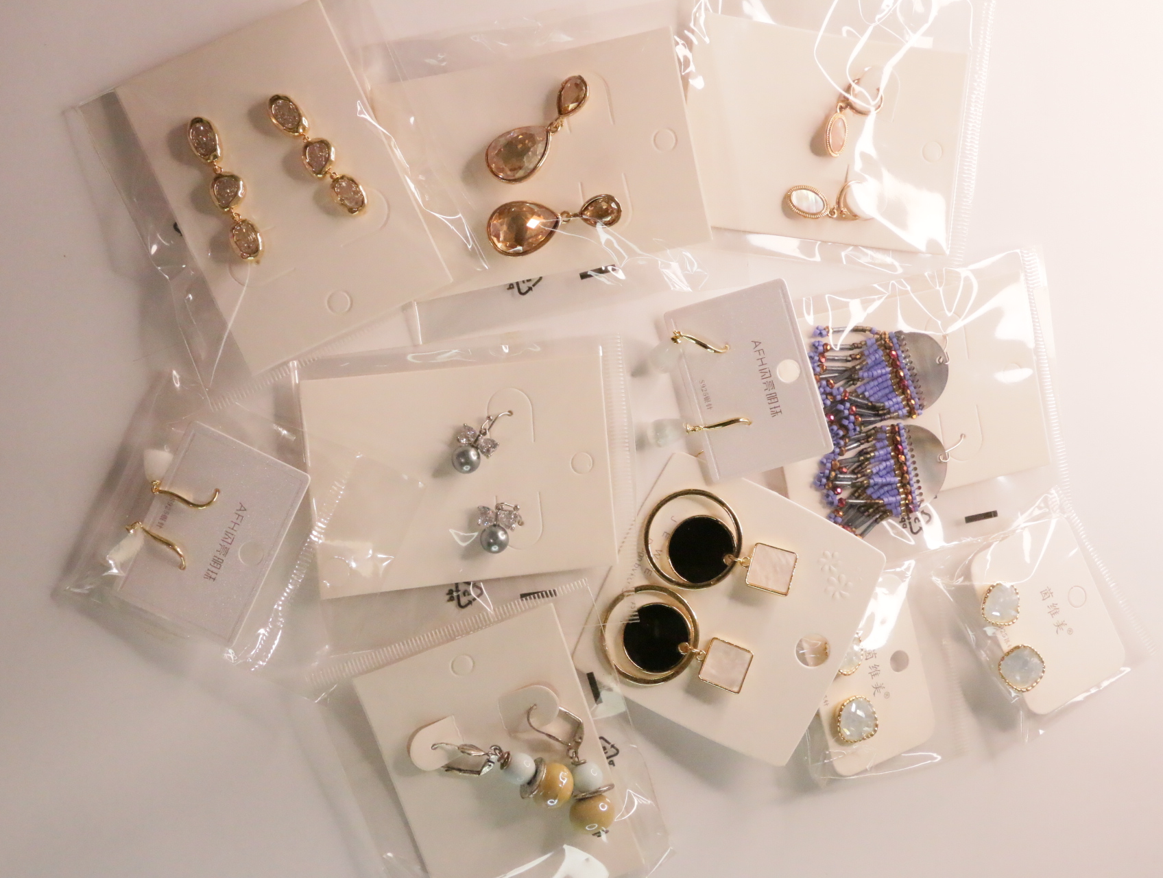 Vista general de pendientes variados con acabados metálicos y detalles de colores — lote de bisutería para mujer, vista principal · Lola y Sol (LT048)