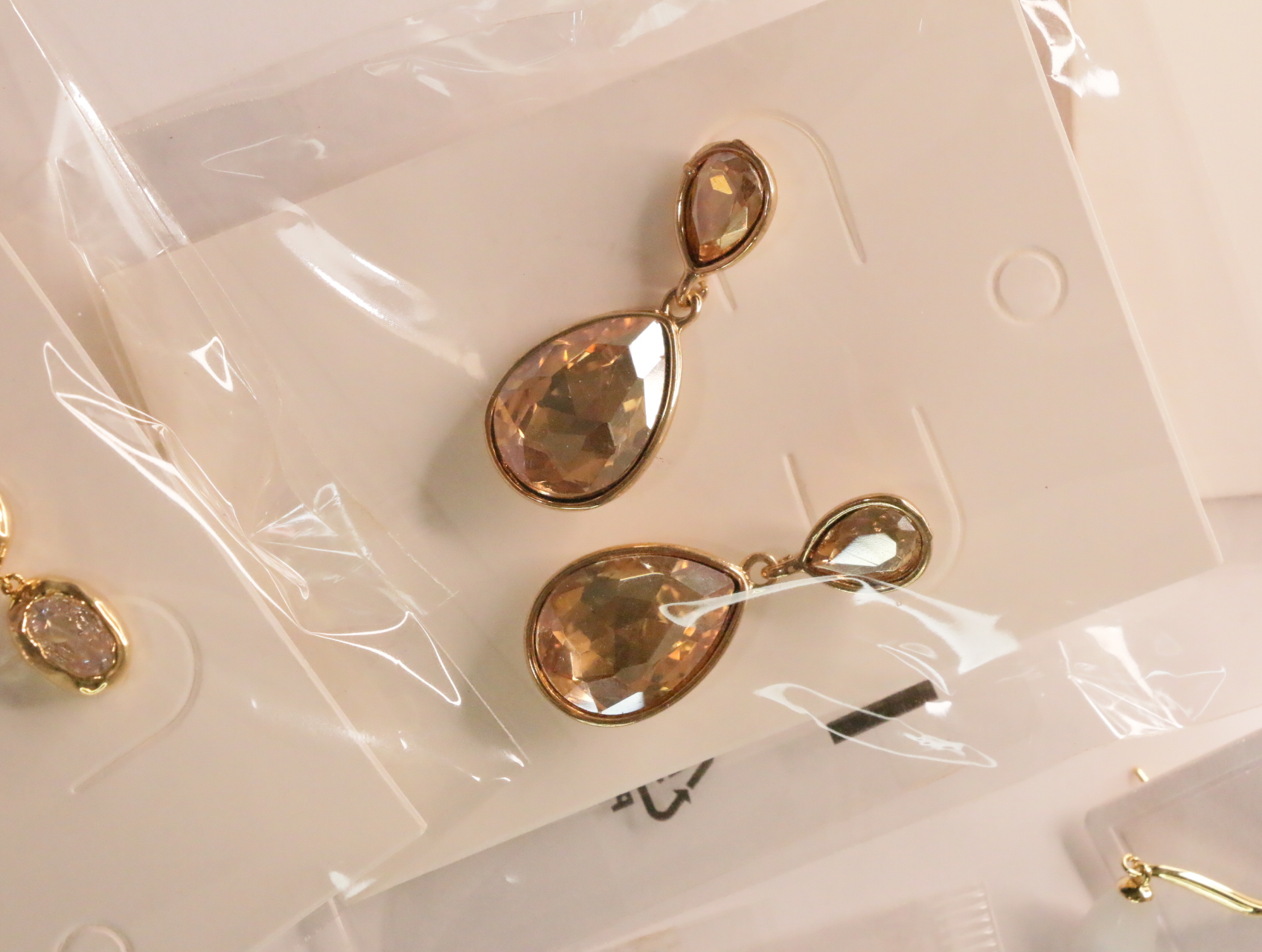 Lote de pendientes de bisutería variados para reventa — lote de bisutería de moda, detalle del acabado · Lola y Sol (LT048)