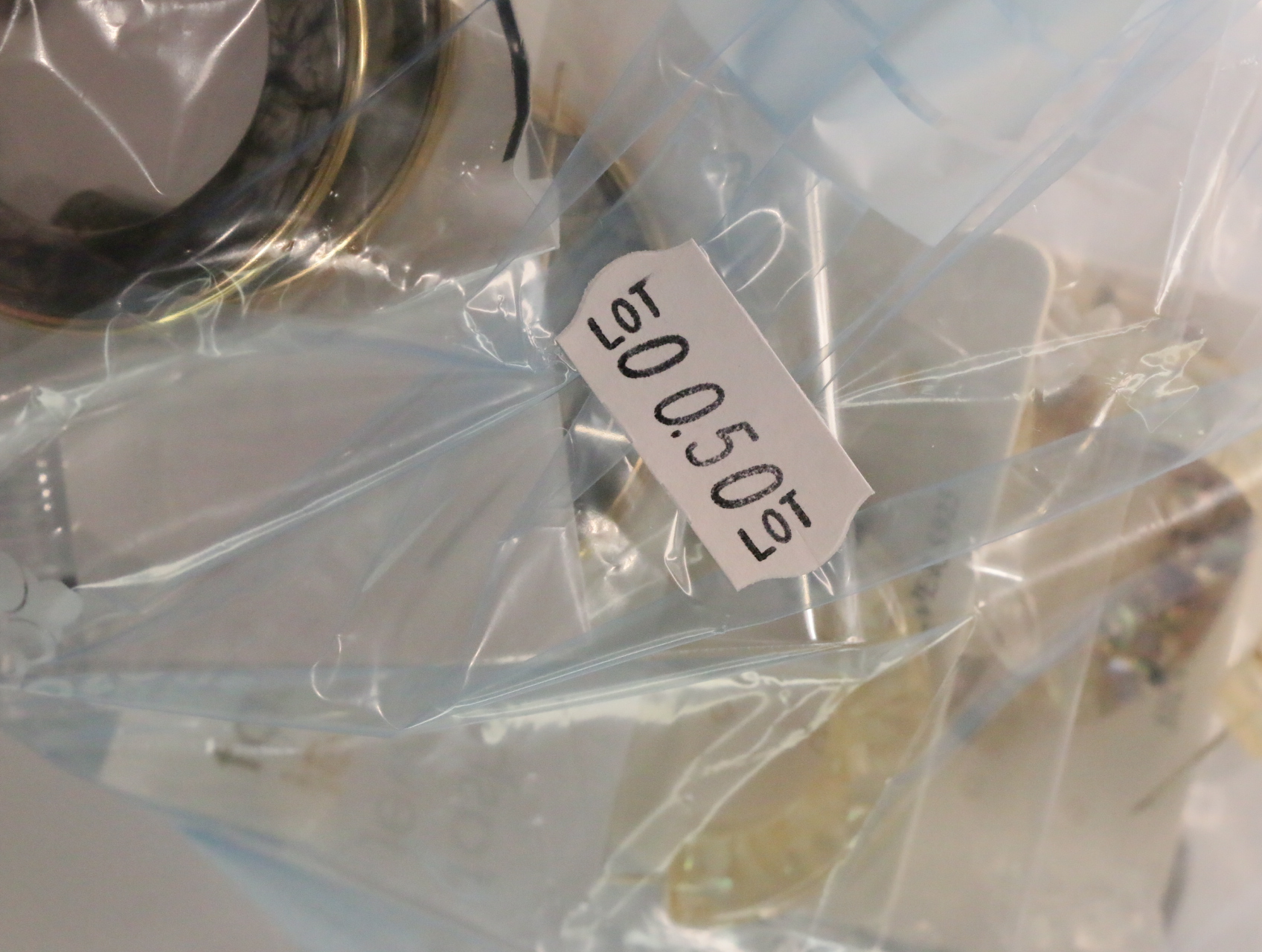 Lote de pendientes de aro variados para reventa — lote de bisutería de moda, detalle del acabado · Lola y Sol (LT050)