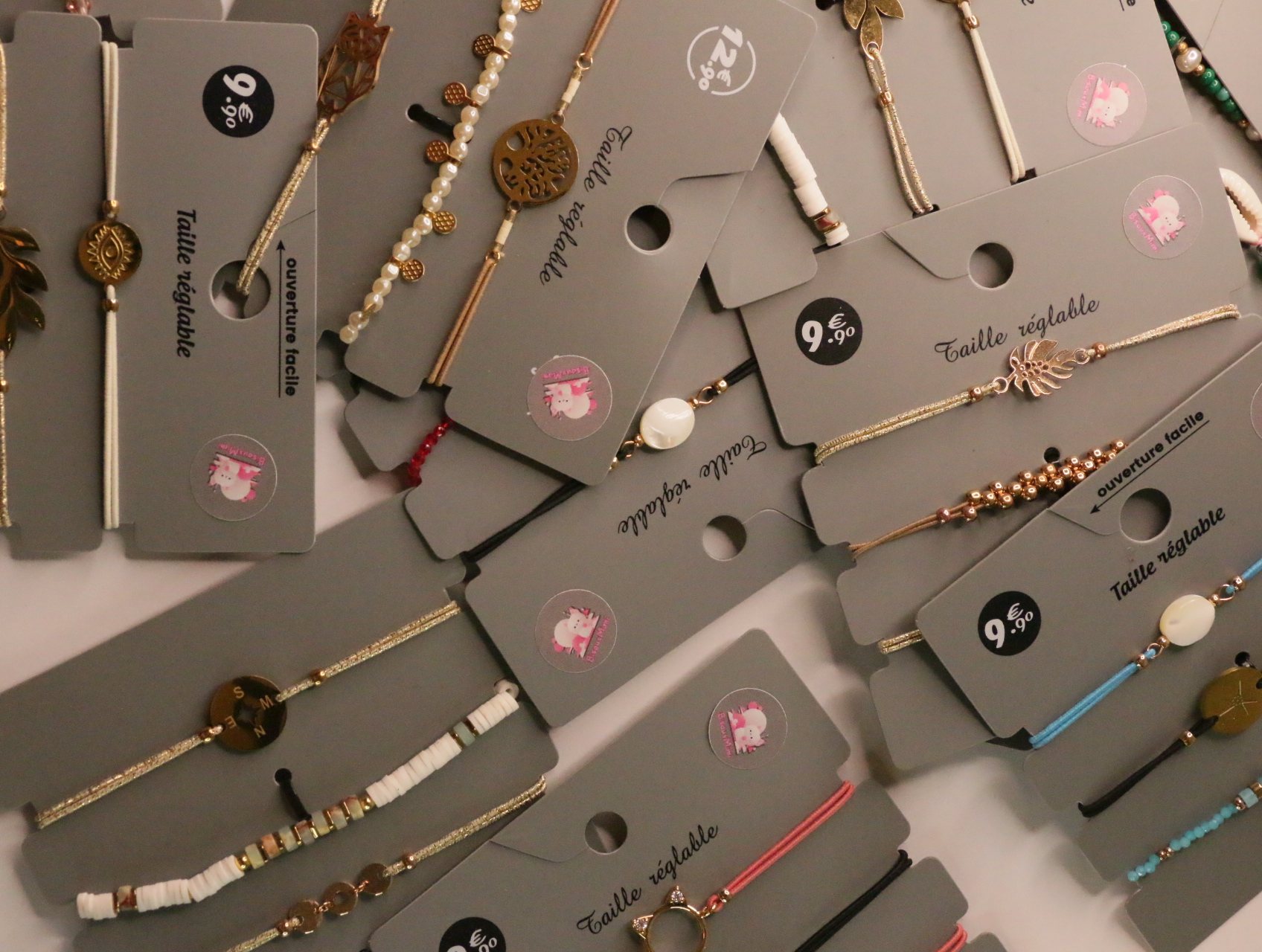 Pulseras de cordón con motivos redondos y cuentas blancas — lote de bisutería para mujer, vista principal · Lola y Sol (LT052)