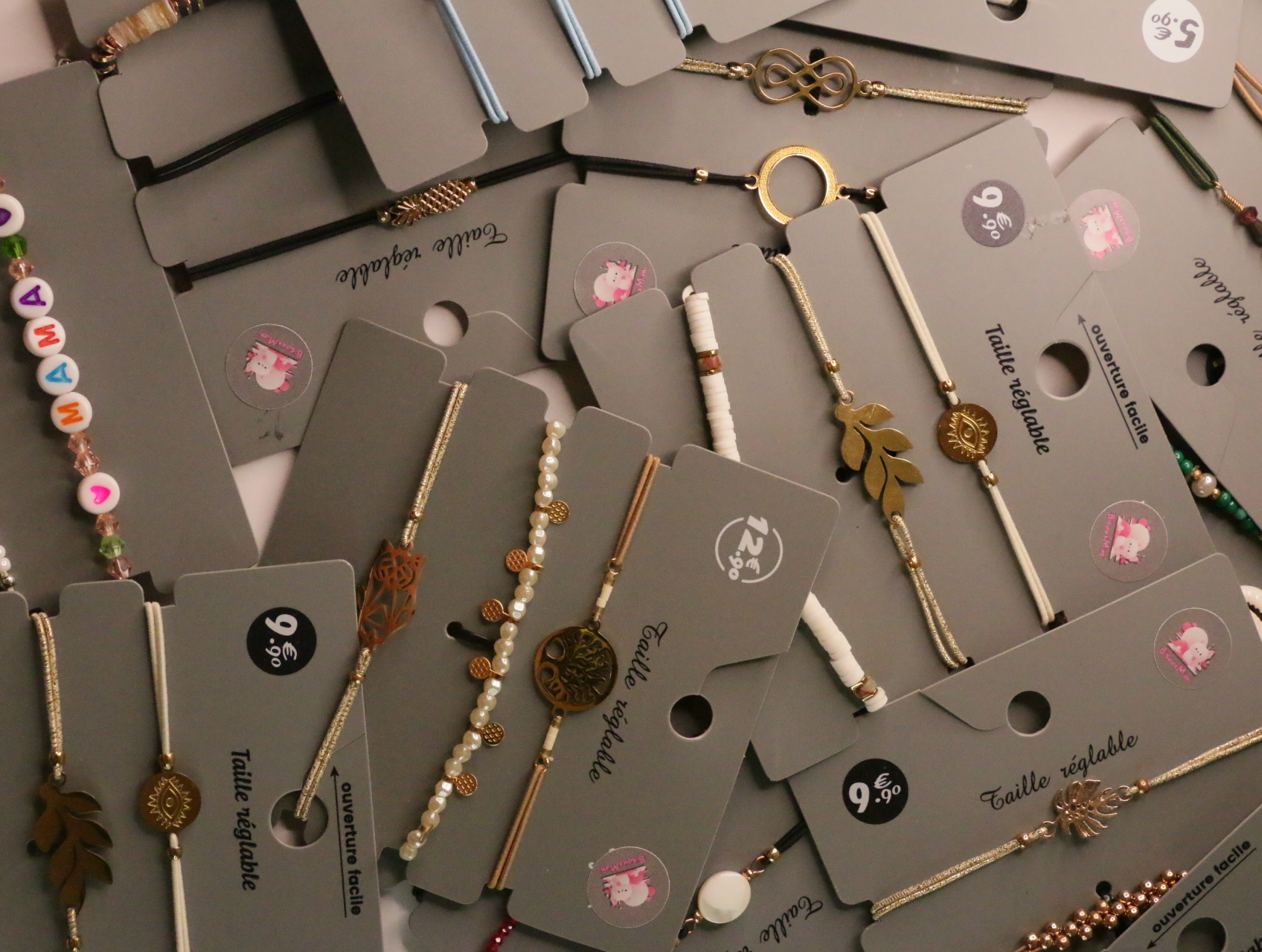 Pulseras con motivos dorados y cuentas perladas — lote de bisutería dorados, primer plano · Lola y Sol (LT052)