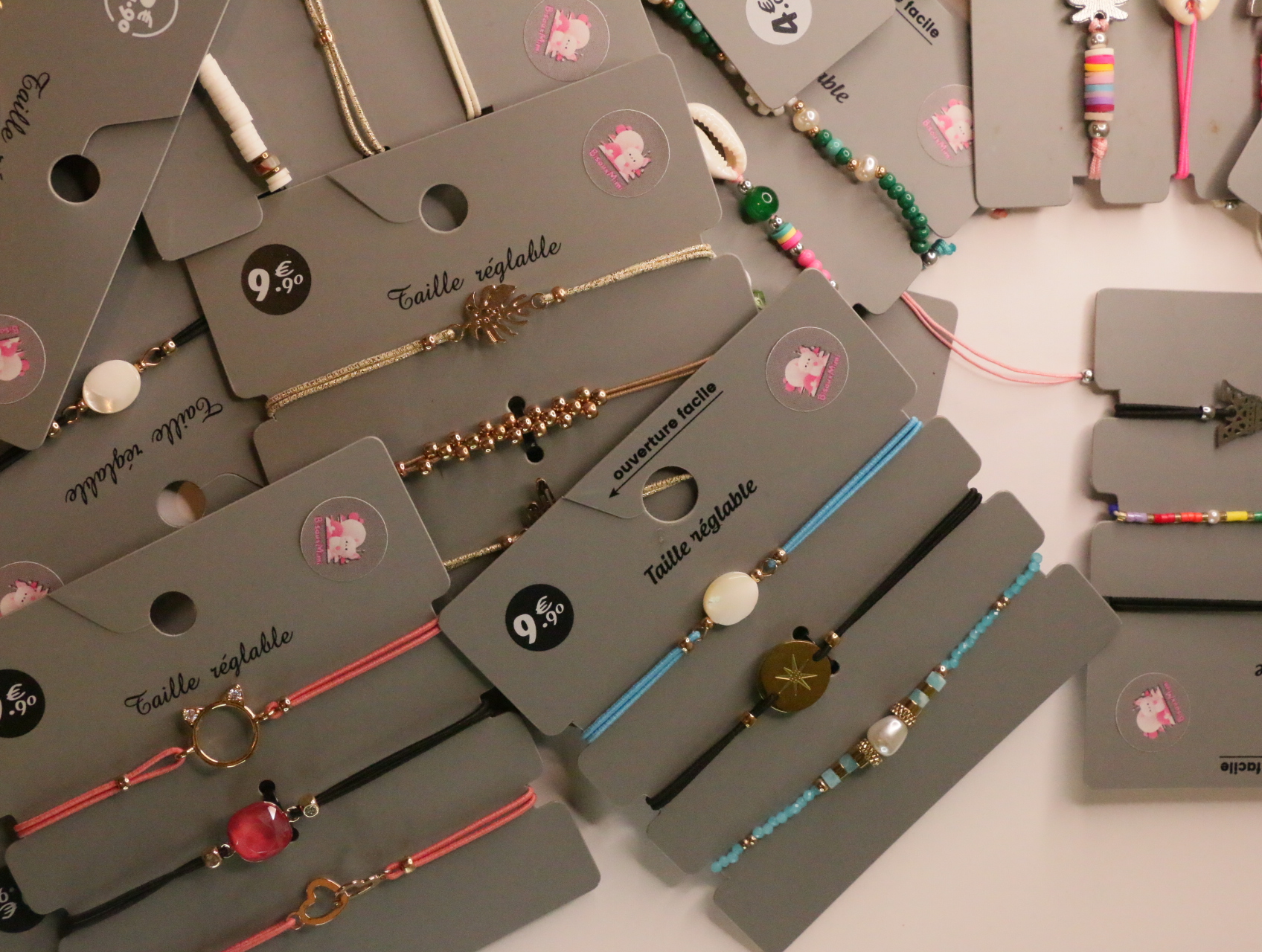 Pulseras de cordón azul, rosa y negro con motivos decorativos — lote de bisutería de moda, vista lateral · Lola y Sol (LT052)