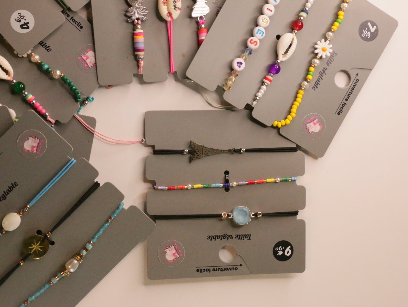 Pulseras de cuentas con flores, conchas y motivo de Torre Eiffel — lote de bisutería online, vista principal · Lola y Sol (LT052)