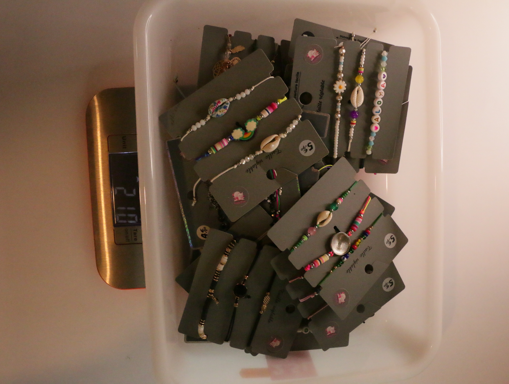 Pulseras variadas sobre soportes en una bandeja — lote de bisutería baratos, detalle · Lola y Sol (LT053)