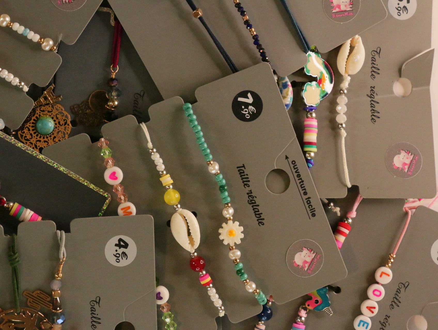 Pulseras multicolor con conchas y motivos de margaritas — lote de bisutería de moda, vista lateral · Lola y Sol (LT053)