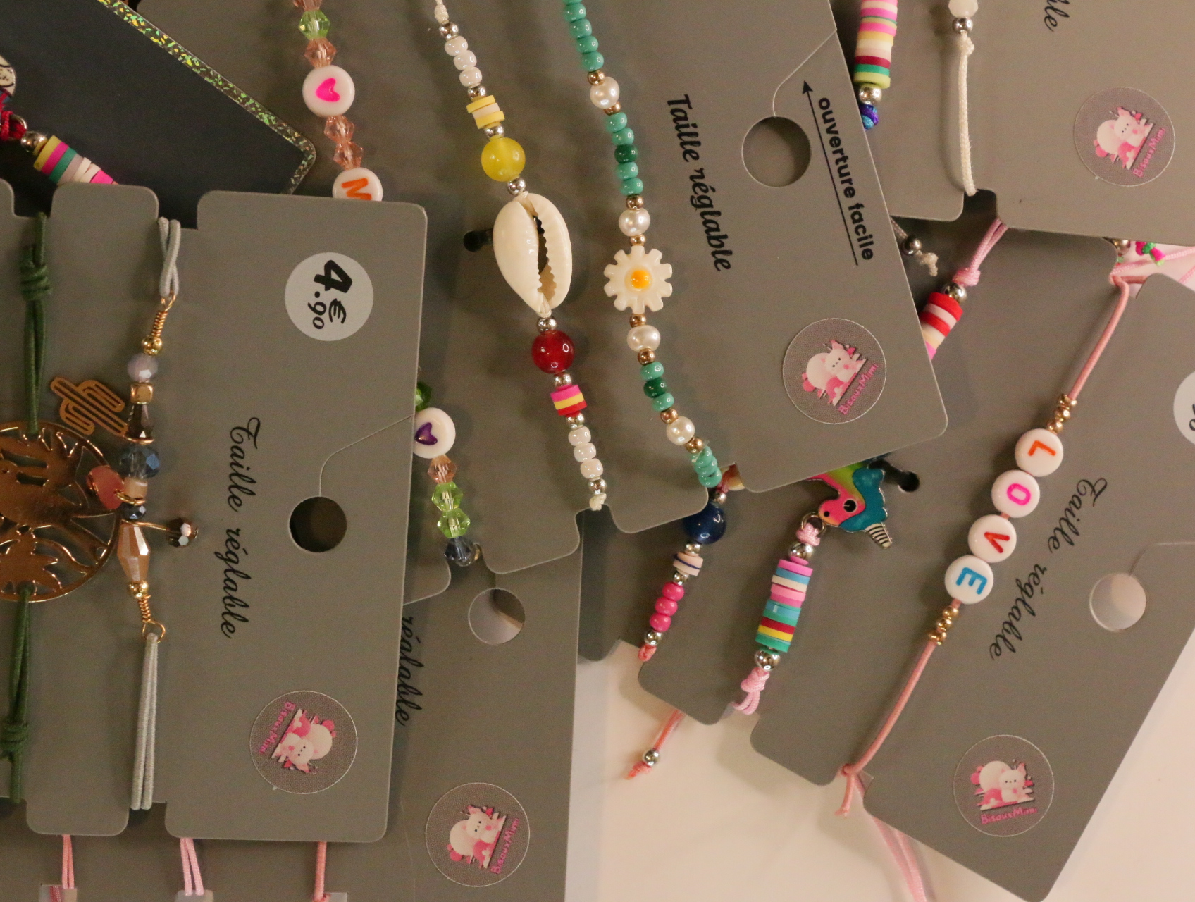 Pulseras con letras, conchas y colgantes dorados — lote de bisutería originales, detalle del acabado · Lola y Sol (LT053)