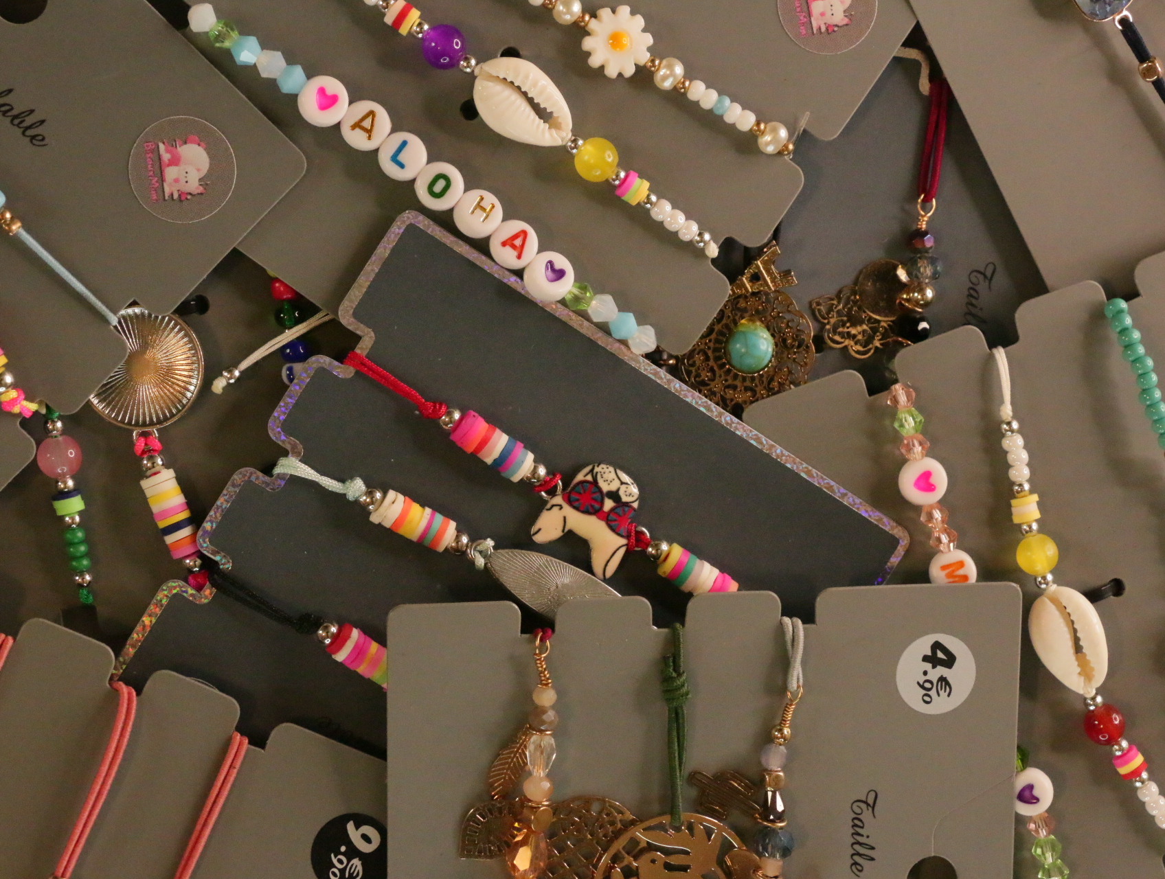 Detalle de pulseras de cuentas con corazones y colgantes decorativos — lote de bisutería online, vista principal · Lola y Sol (LT053)