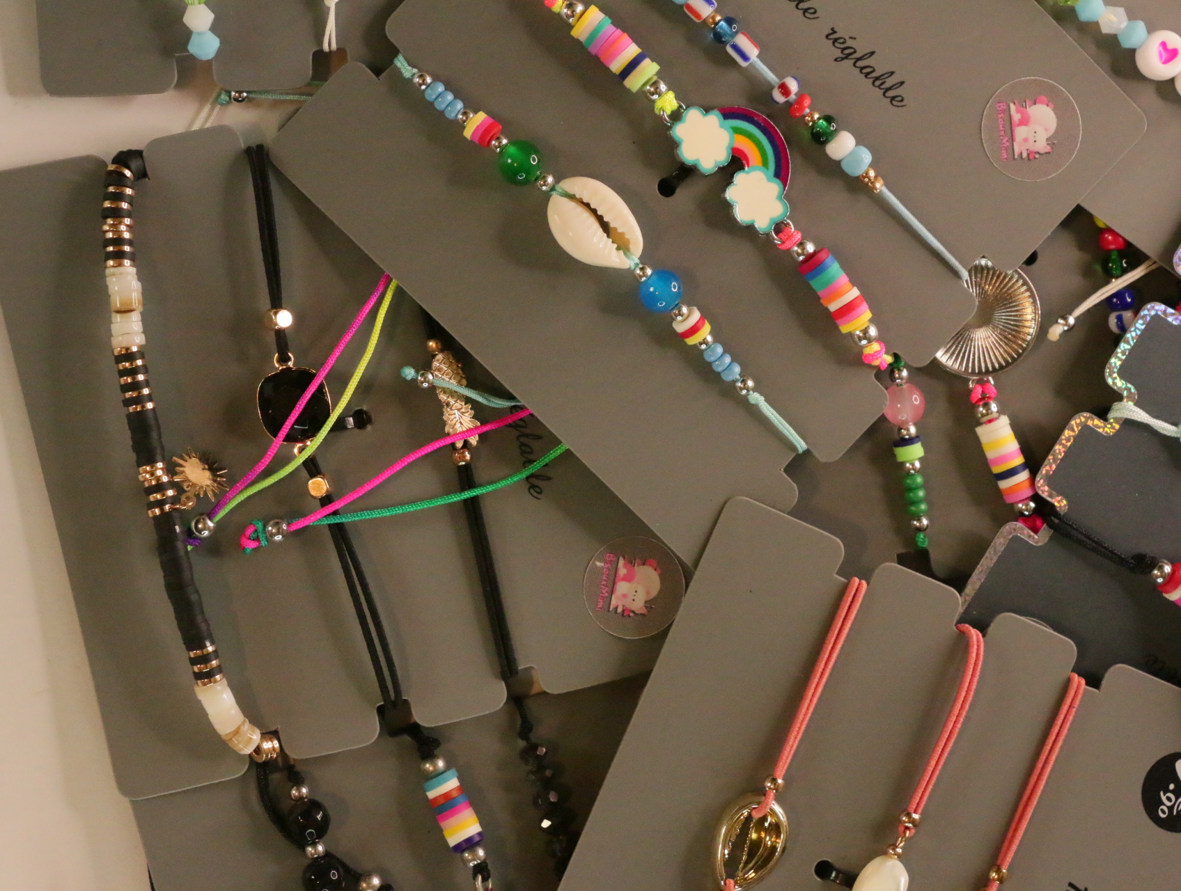Lote de pulseras boho variadas para reventa — lote de bisutería baratos, primer plano · Lola y Sol (LT053)