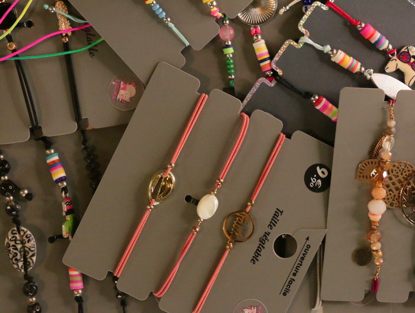 Lote de pulseras boho variadas para reventa — lote de bisutería dorados, vista lateral · Lola y Sol (LT053)
