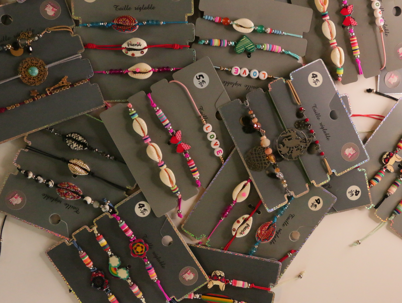 Detalle del surtido de pulseras de cordón con conchas y cuentas — lote de bisutería online, vista principal · Lola y Sol (LT054)