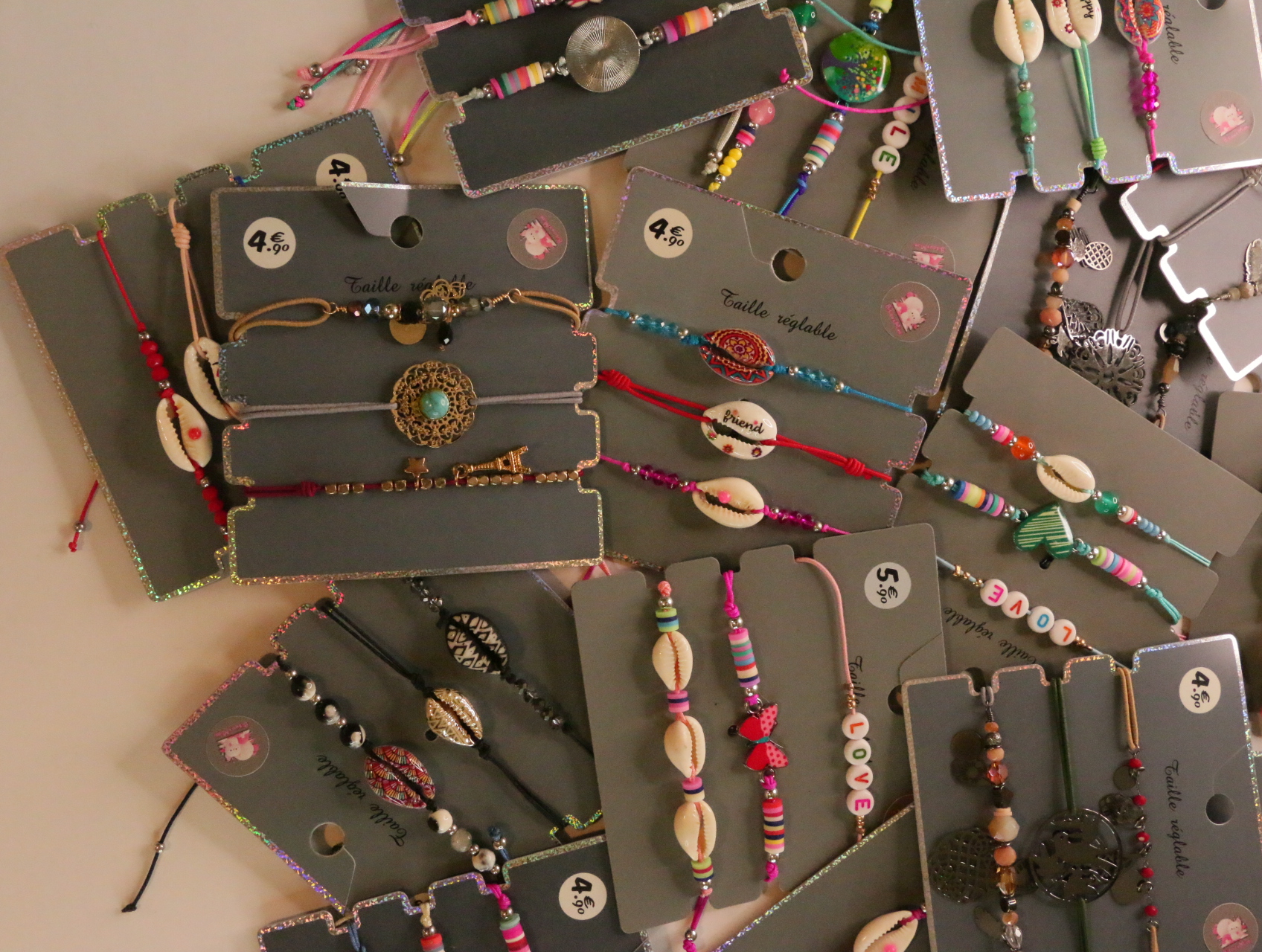 Lote de pulseras boho con conchas y cuentas multicolor — lote de bisutería para mujer, detalle · Lola y Sol (LT054)