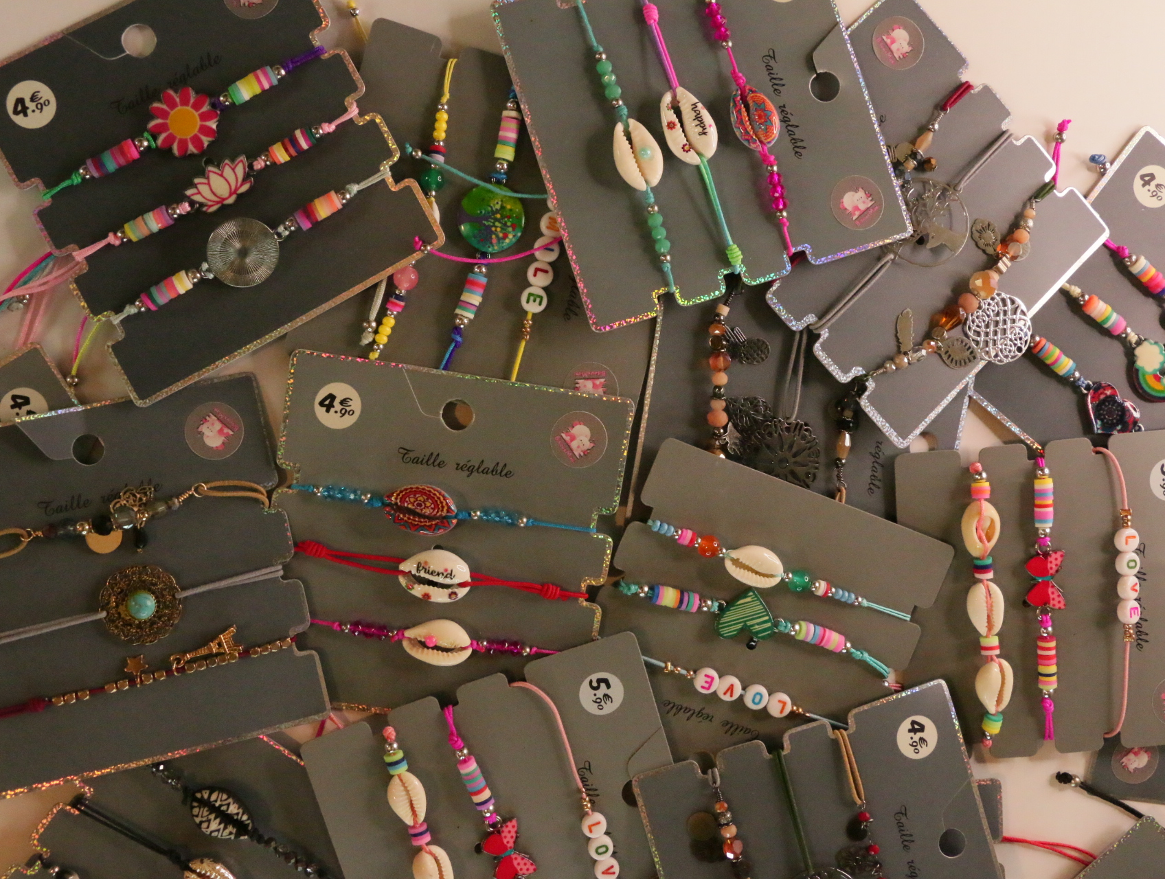 Lote de pulseras boho con conchas y cuentas multicolor — lote de bisutería baratos, primer plano · Lola y Sol (LT054)