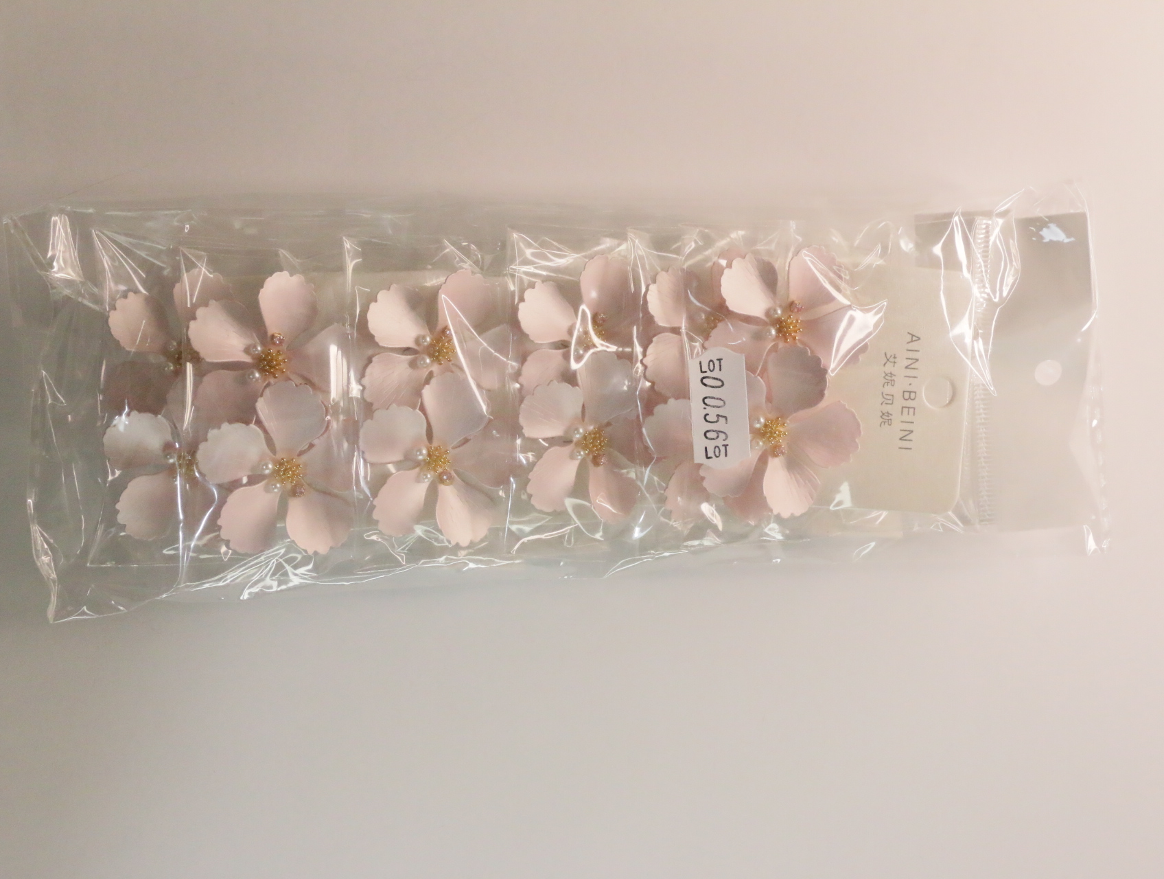 Lote de pendientes florales envasados con etiqueta de referencia interna — lote de bisutería baratos, detalle · Lola y Sol (LT056)