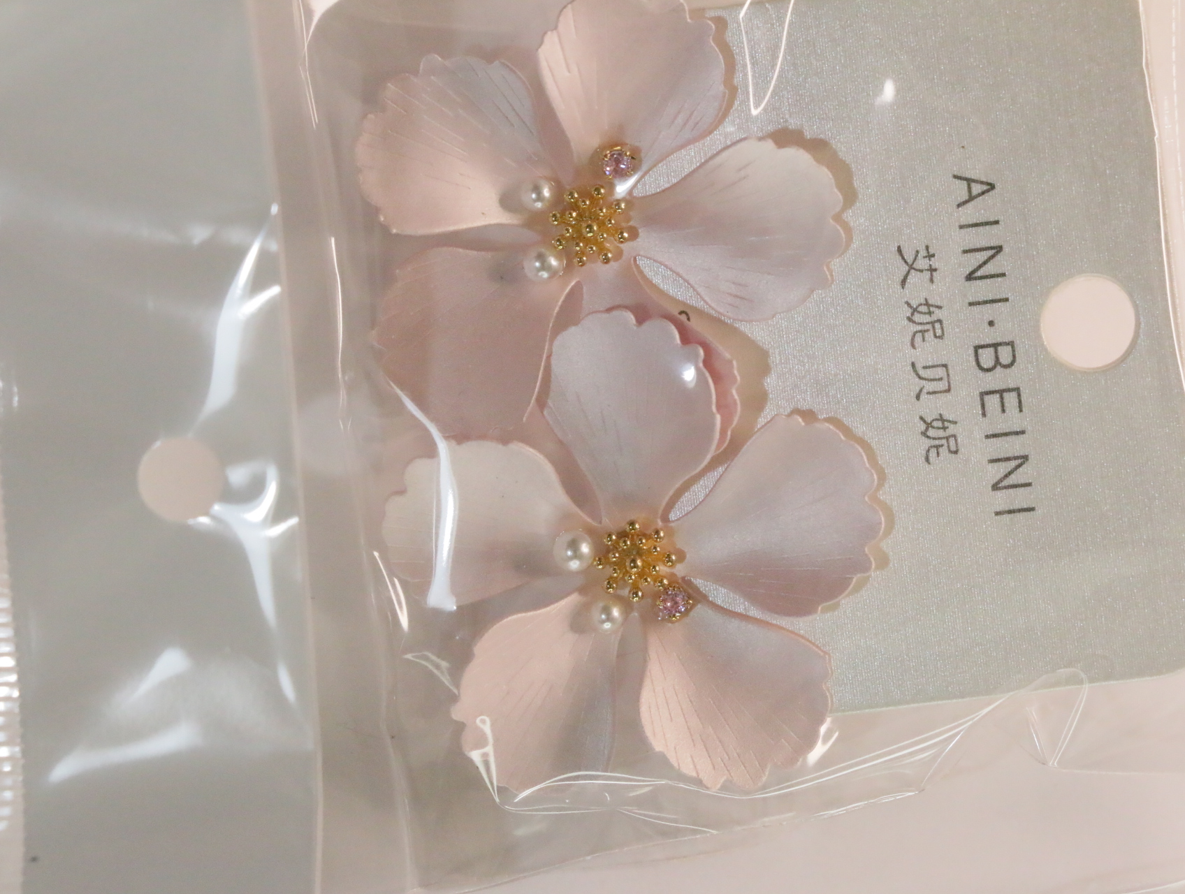 Detalle de los pétalos rosas y adornos de efecto perla — lote de bisutería de moda, vista lateral · Lola y Sol (LT056)