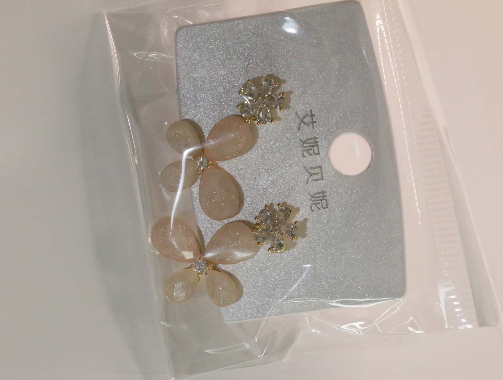 Detalle de pendientes florales rosa palo con acabado dorado y brillos — lote de bisutería baratos, detalle · Lola y Sol (LT057)
