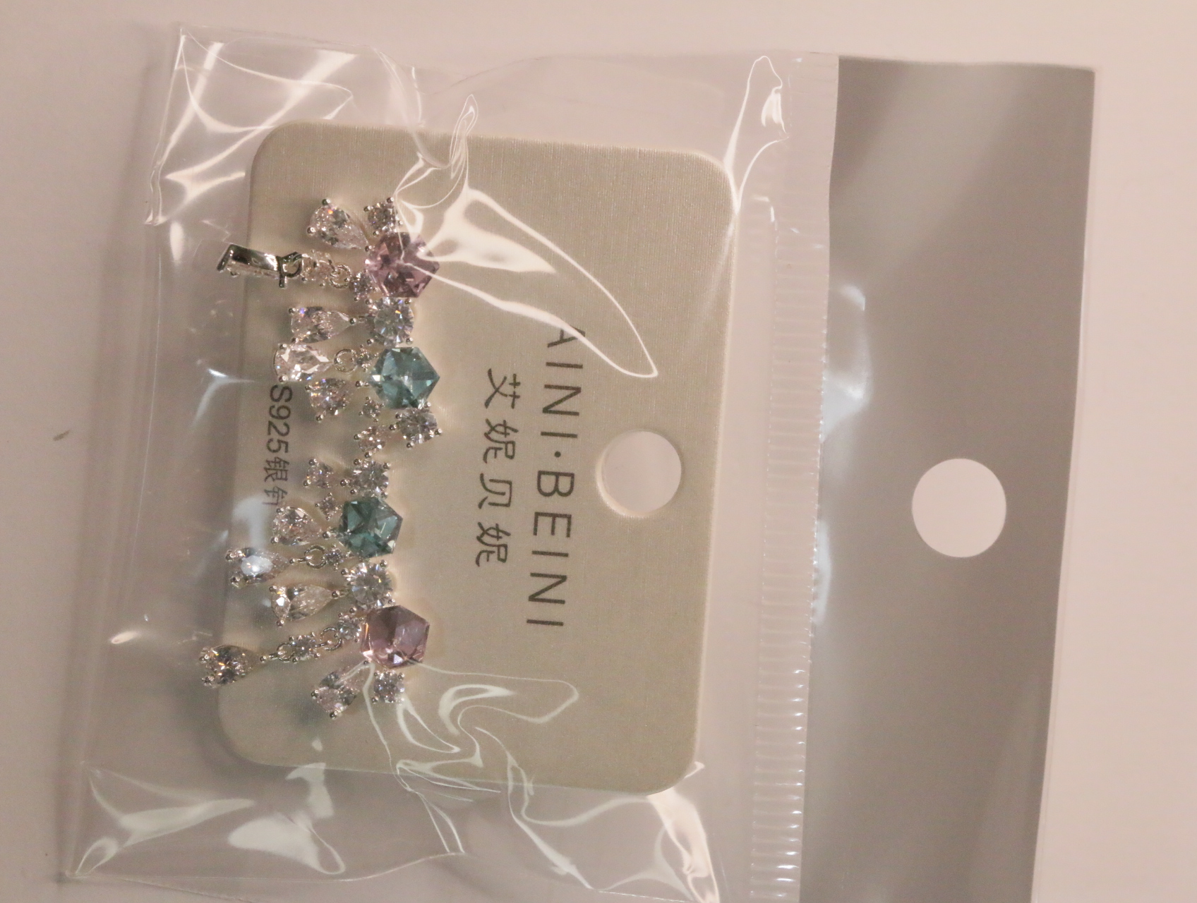 Detalle de pendientes con piedras pastel y marca S925 para los pasadores — lote de bisutería baratos, detalle · Lola y Sol (LT061)