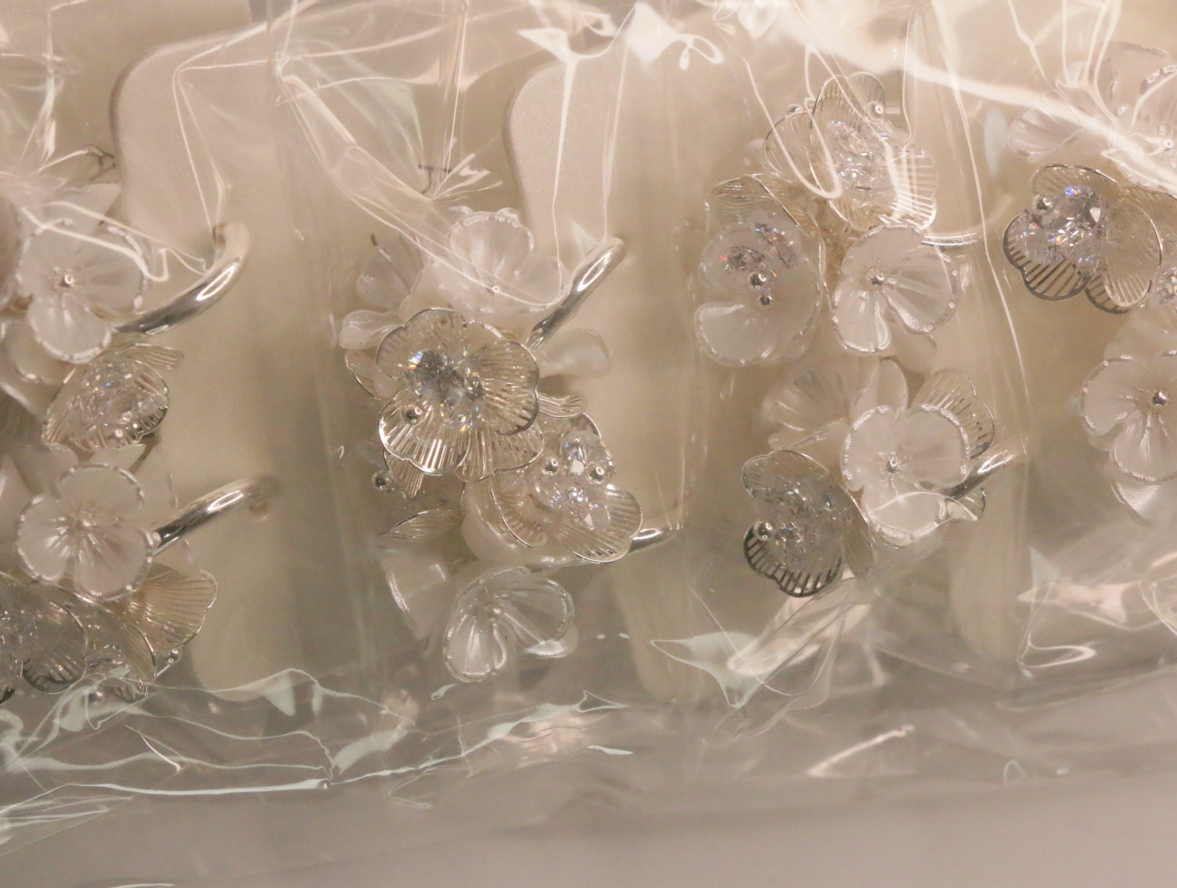 Detalle de pendientes florales con adornos brillantes — lote de bisutería baratos, detalle · Lola y Sol (LT063)