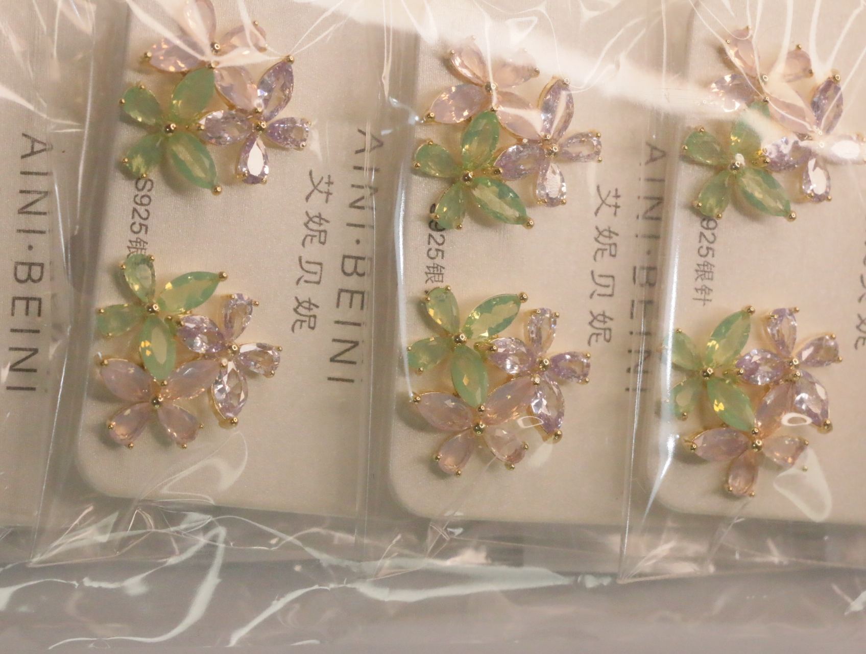 Detalle de pendientes florales pastel sobre tarjetas con marca S925 — lote de bisutería baratos, detalle · Lola y Sol (LT064)