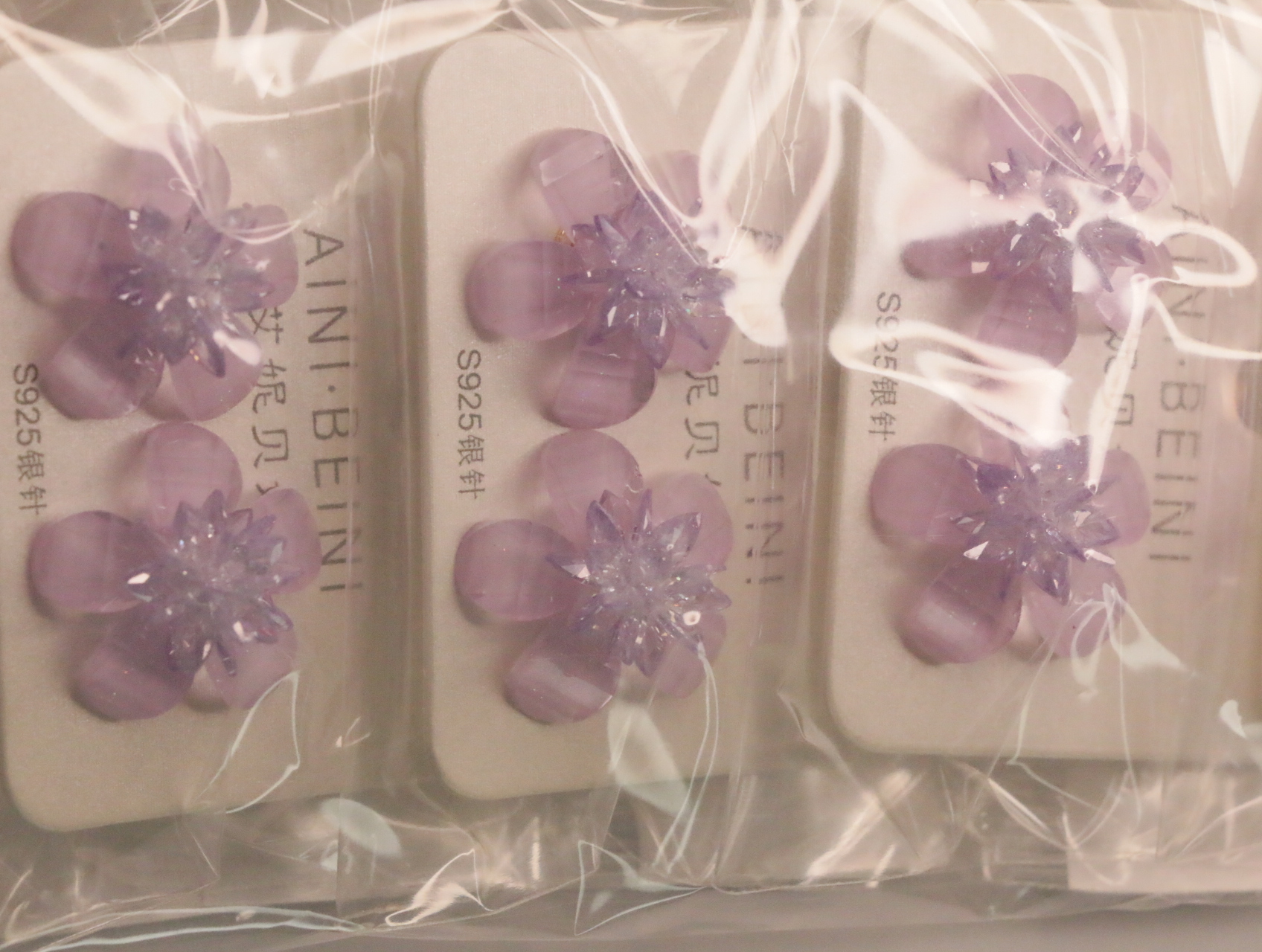 Pendientes de flor lila con marcas S925 en las tarjetas — lote de bisutería baratos, detalle · Lola y Sol (LT065)