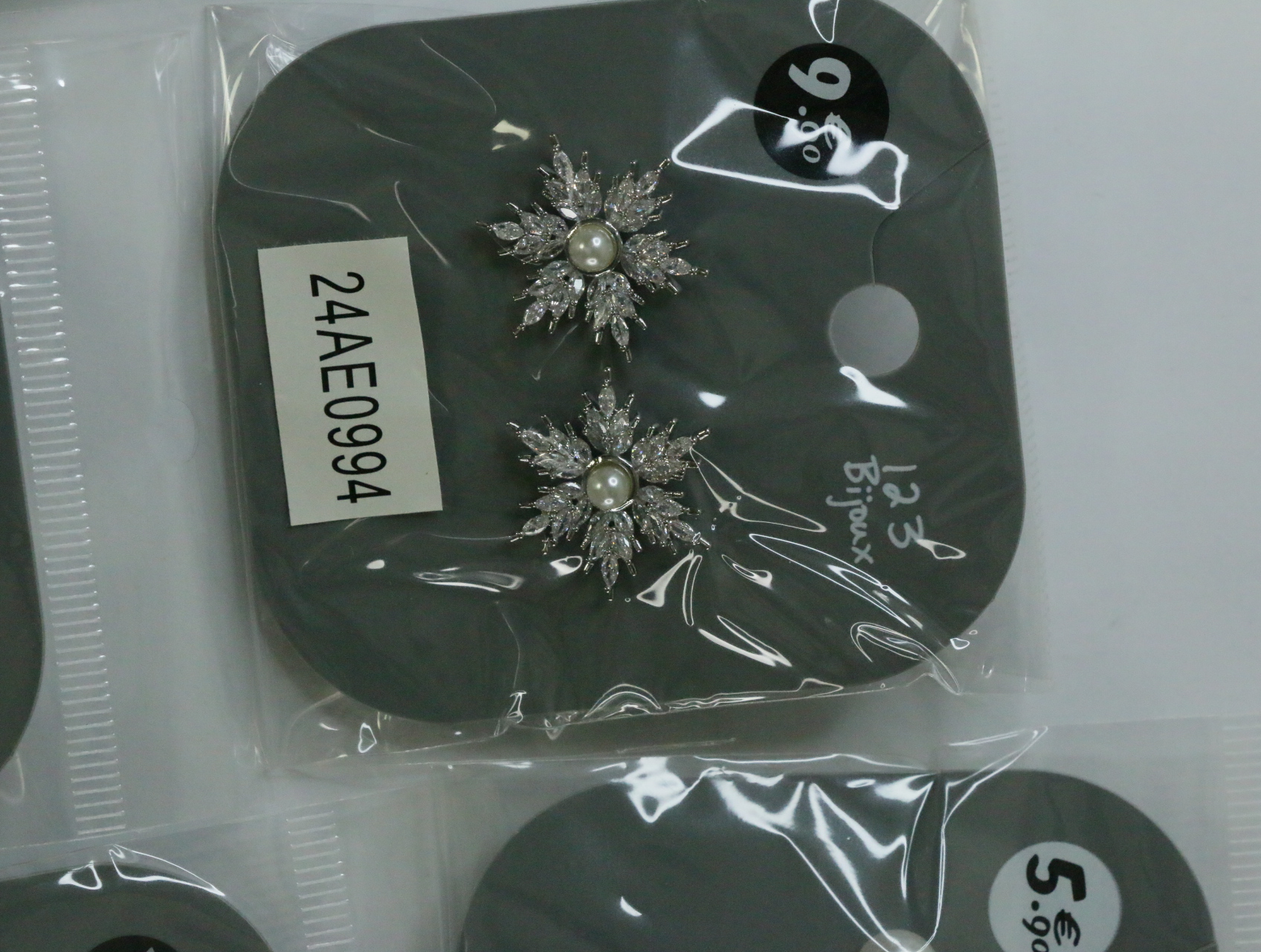 Pendientes florales brillantes con centros perlados — lote de bisutería dorados, primer plano · Lola y Sol (LT069)