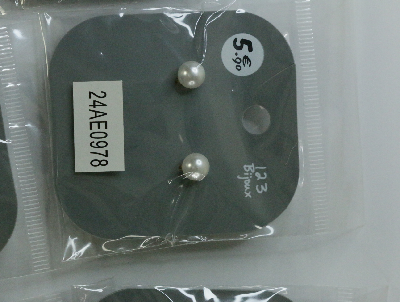 Pendientes redondos de efecto perla en tarjeta de la marca — lote de bisutería de moda, vista lateral · Lola y Sol (LT069)