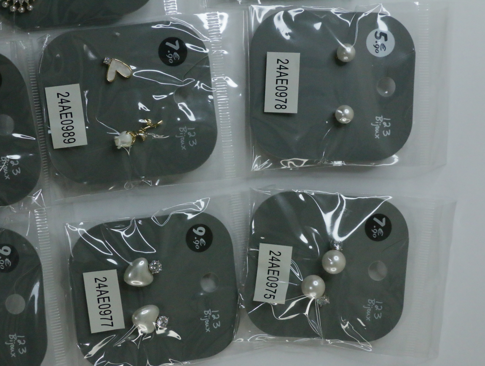 Pendientes surtidos perlados, de mariposas y de corazones — lote de bisutería originales, detalle del acabado · Lola y Sol (LT069)