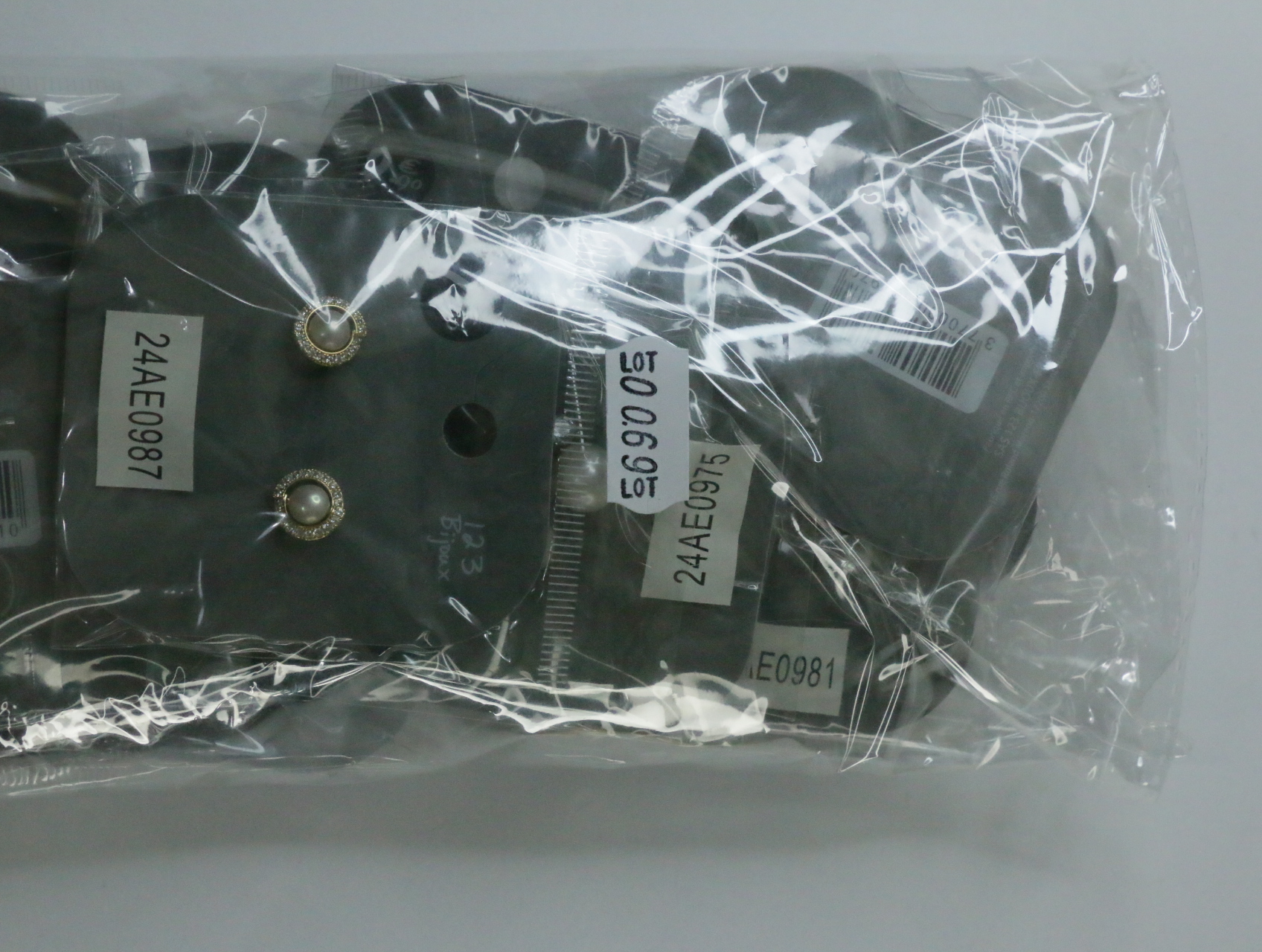 Lote de pendientes surtidos de destock — lote de bisutería de moda, detalle del acabado · Lola y Sol (LT069)
