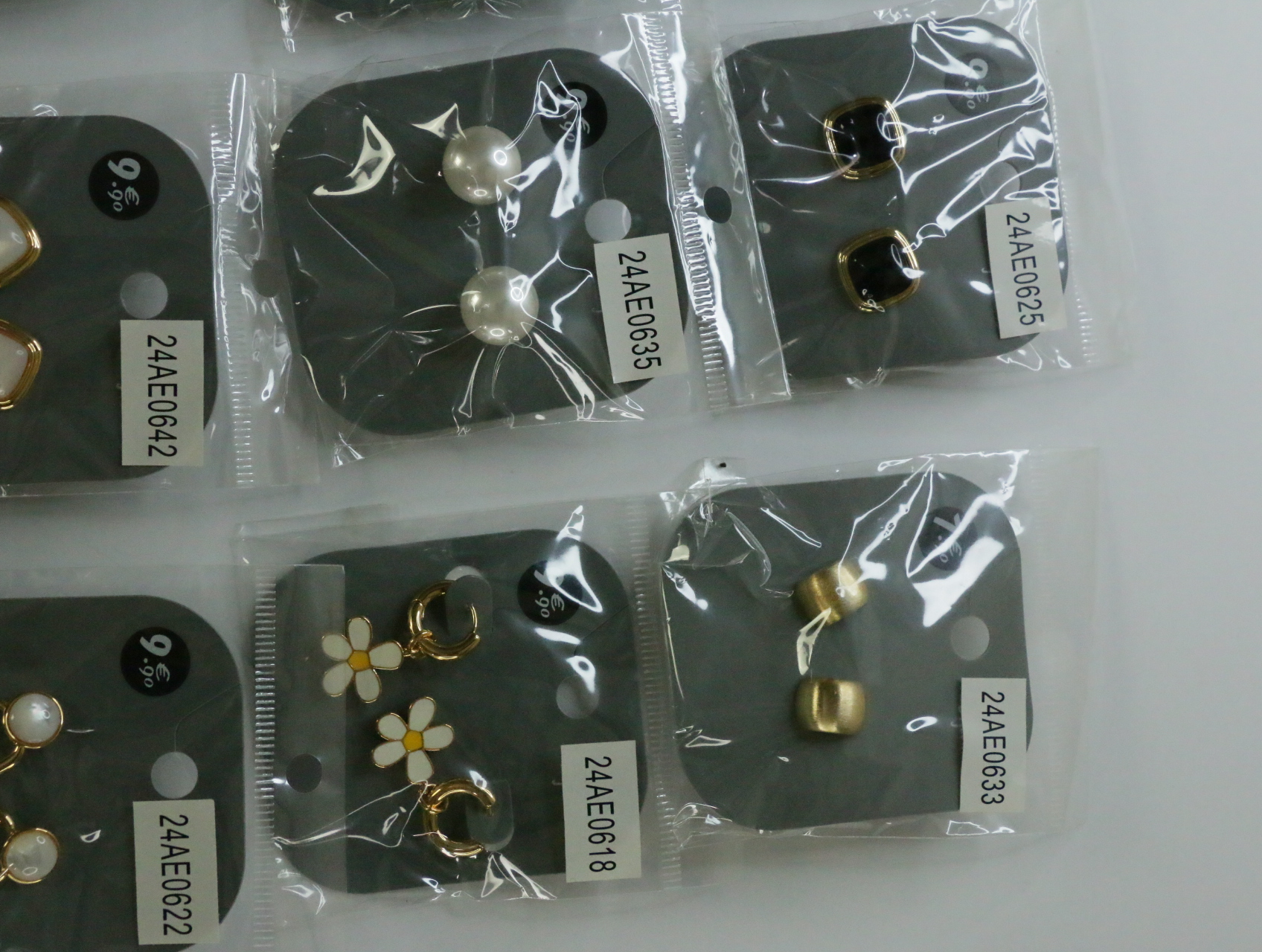 Pendientes dorados con diseños negros, de efecto perla y margaritas — lote de bisutería dorados, primer plano · Lola y Sol (LT070)