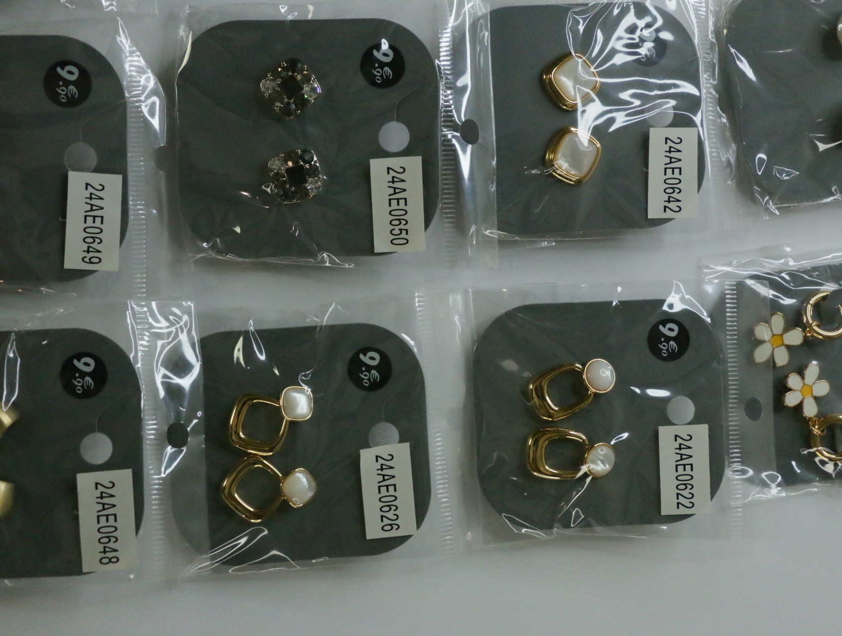 Pendientes geométricos dorados y modelos con brillo — lote de bisutería de moda, vista lateral · Lola y Sol (LT070)