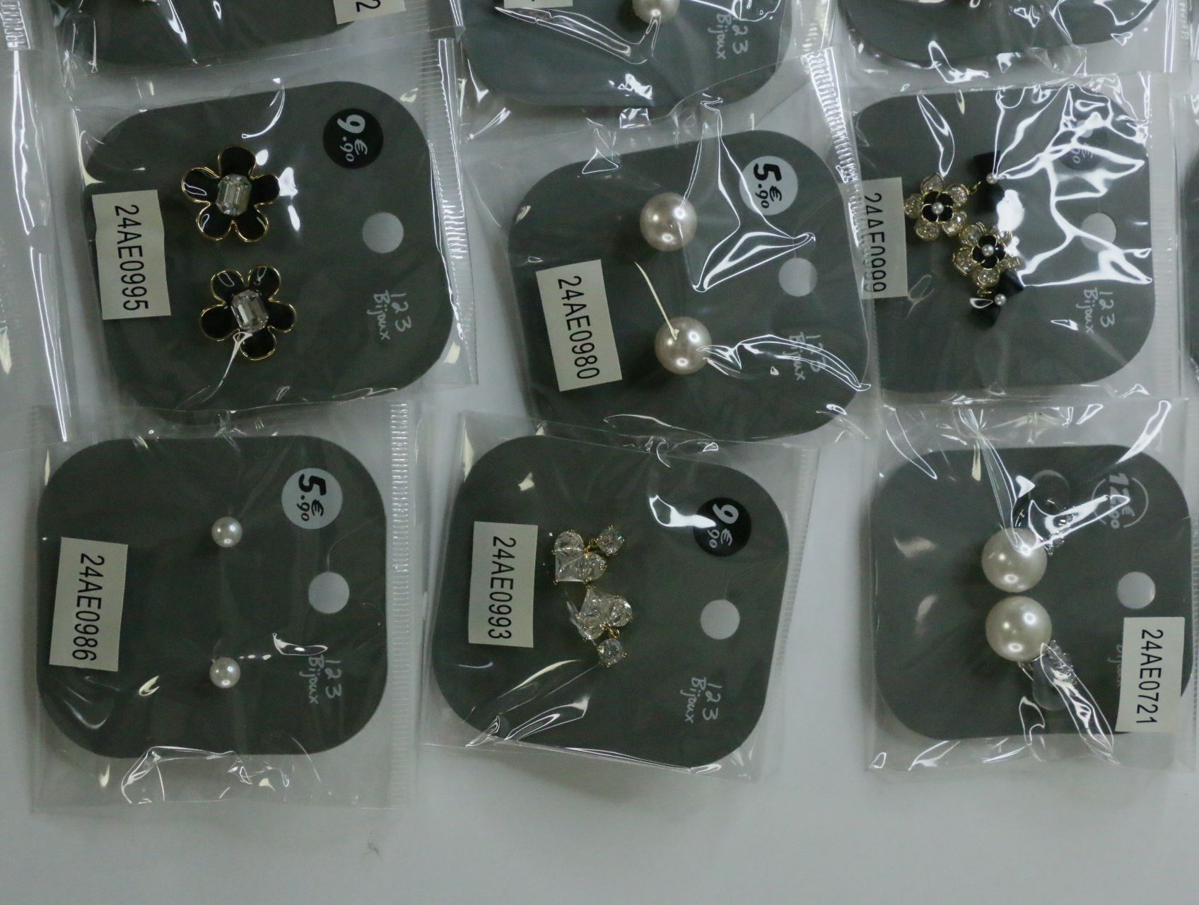 Pendientes colgantes perlados y flores negras en tarjetas — lote de bisutería de moda, vista lateral · Lola y Sol (LT071)