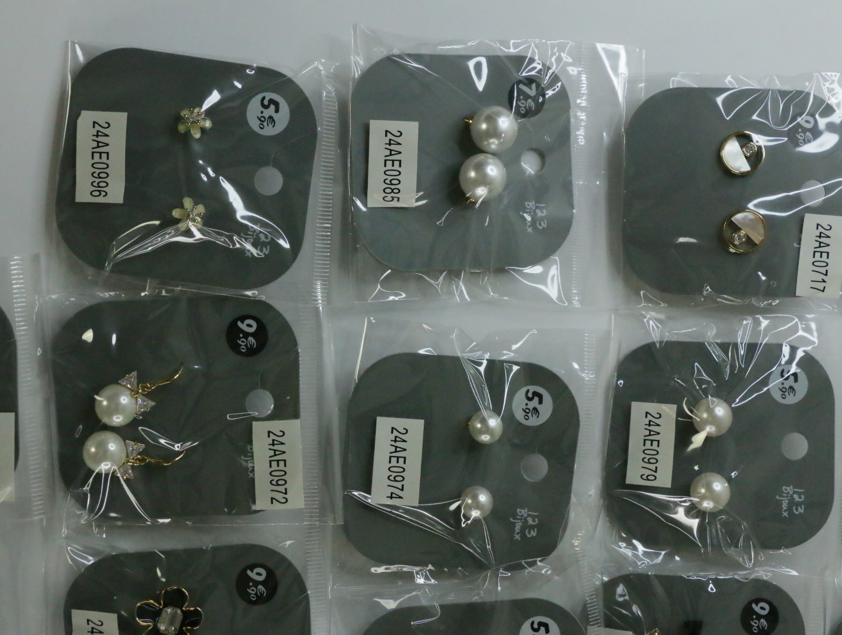 Pendientes perlados surtidos y pequeños diseños florales — lote de bisutería originales, detalle del acabado · Lola y Sol (LT071)