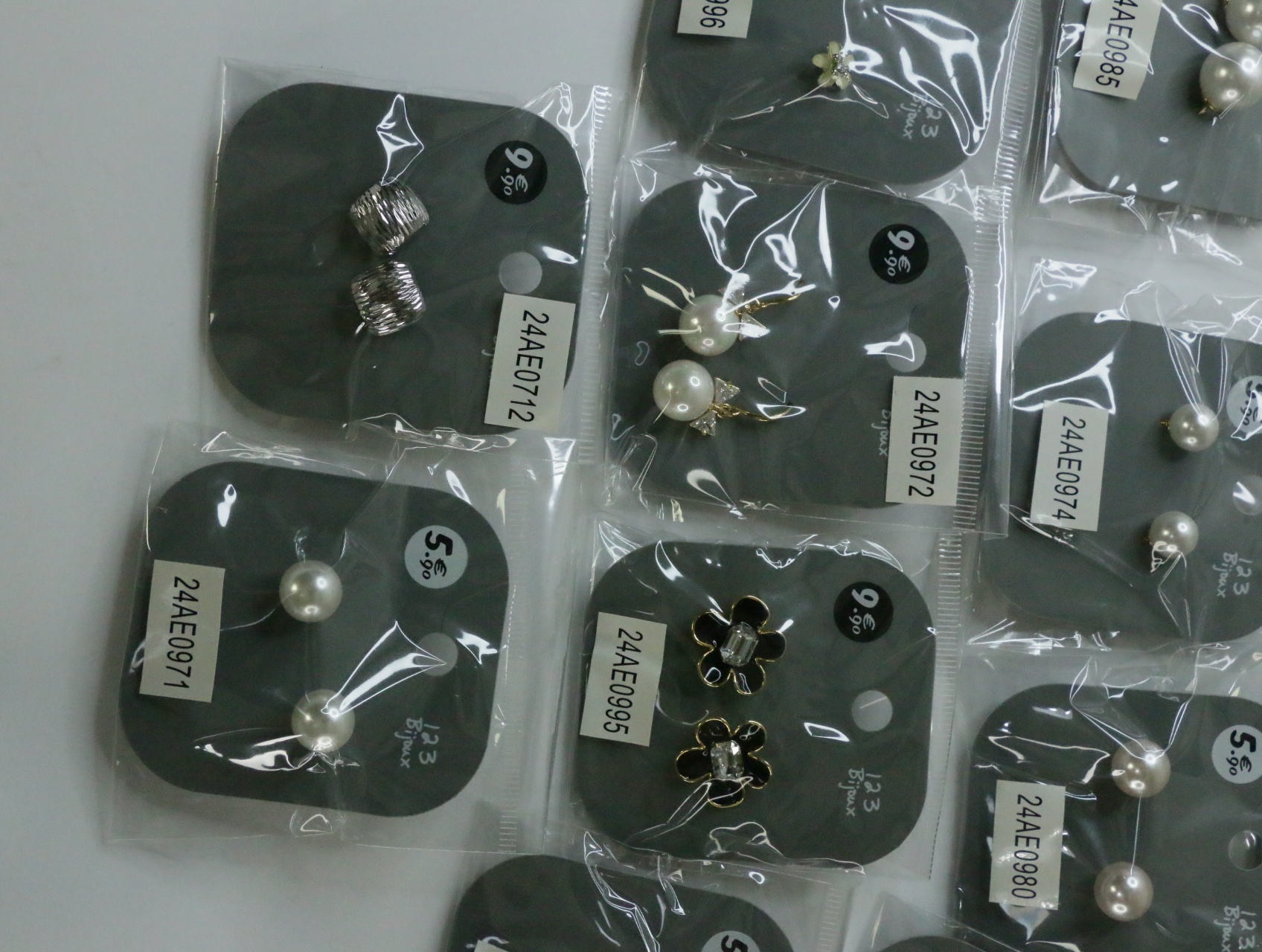 Pendientes de flores negras, plateados texturizados y perlados — lote de bisutería online, vista principal · Lola y Sol (LT071)