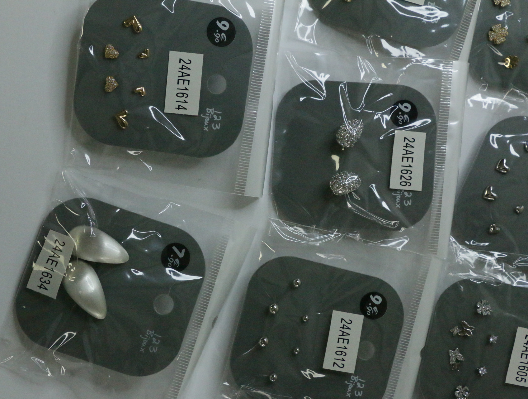 Pendientes brillantes, diseños pequeños y gotas de efecto perla — lote de bisutería online, vista principal · Lola y Sol (LT072)